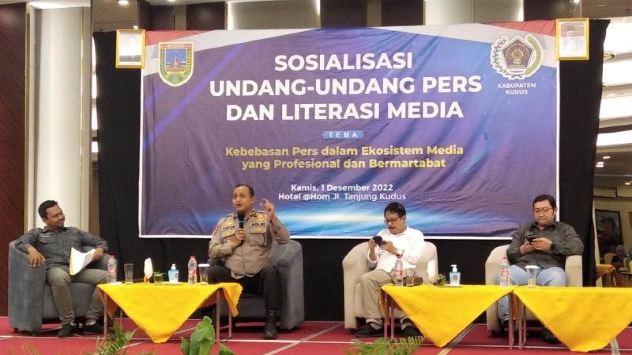 Acara sosiaisasi UU Pers dan Literasi Media menggantikan Bupati Kudus Hartopo di Hotel @Hom Kudus, Kamis (1/12/2022). ANTARA/Akhmad Nazaruddin Lathif.