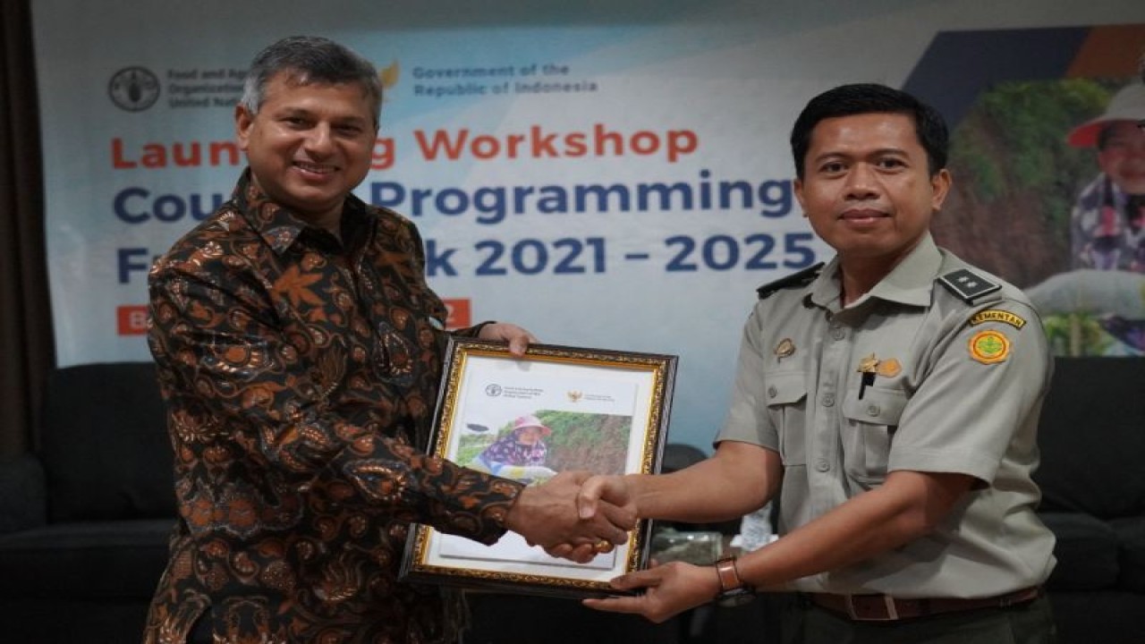 Perwakilan FAO Rajendra Aryal (kiri) menyerahkan dokumen Workshop of the Country Programming Framework (CPF) kepada Direktur Biro Kerja Sama Internasional Kementerian Pertanian Ade Candra (kanan) di Bogor pada Kamis (1/12/2022) (ANTARA/HO-FAO/Harriansyah Djuwahir)