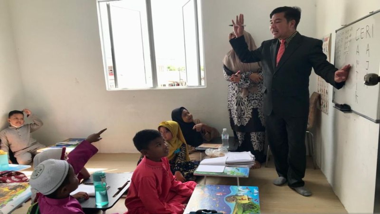 Atase Pendidikan dan Kebudayaan KBRI Kuala Lumpur Prof Mohammad Firdaus menyempatkan diri mengajar murid-murid saat menyambangi Sanggar Bimbingan Sungai Buloh di Selangor, Malaysia, Kamis (1/12/2022). (ANTARA/Virna P Setyorini)