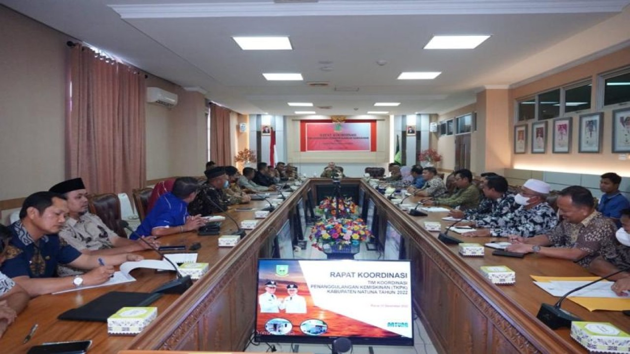 Rapat Tim Koorniasi Pengetasan Kemiskinan Kabupaten Natuna di Natuna, Kepri, Kamis (1/12). (ANTARA/HO-Kominfo Natuna/Cherman)