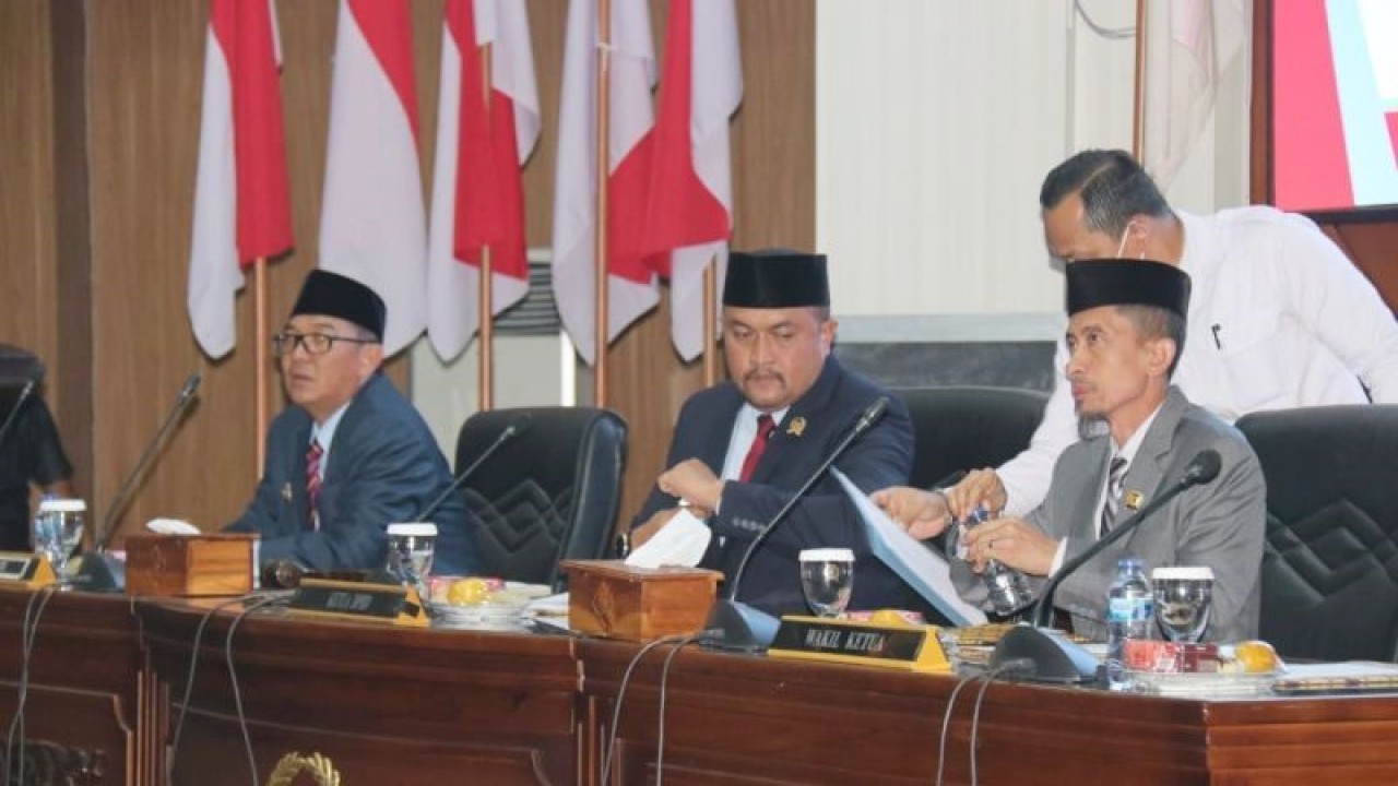 Rapat Paripurna di Gedung DPRD, Cibinong, Kabupaten Bogor, Jawa Barat. (ANTARA/M Fikri Setiawan)