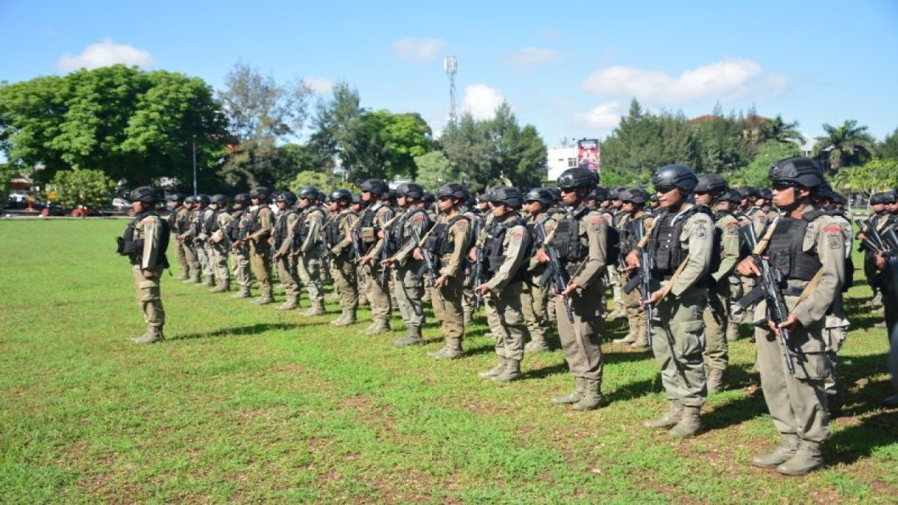 Sejumlah anggota Brimob Polda NTT mengikuti apel bersama sebagai persiapan masuk dalam Satgas Damai Cartenz di Papua, di Polda NTT, Jumat (2/12). ANTARA/Kornelis Kaha