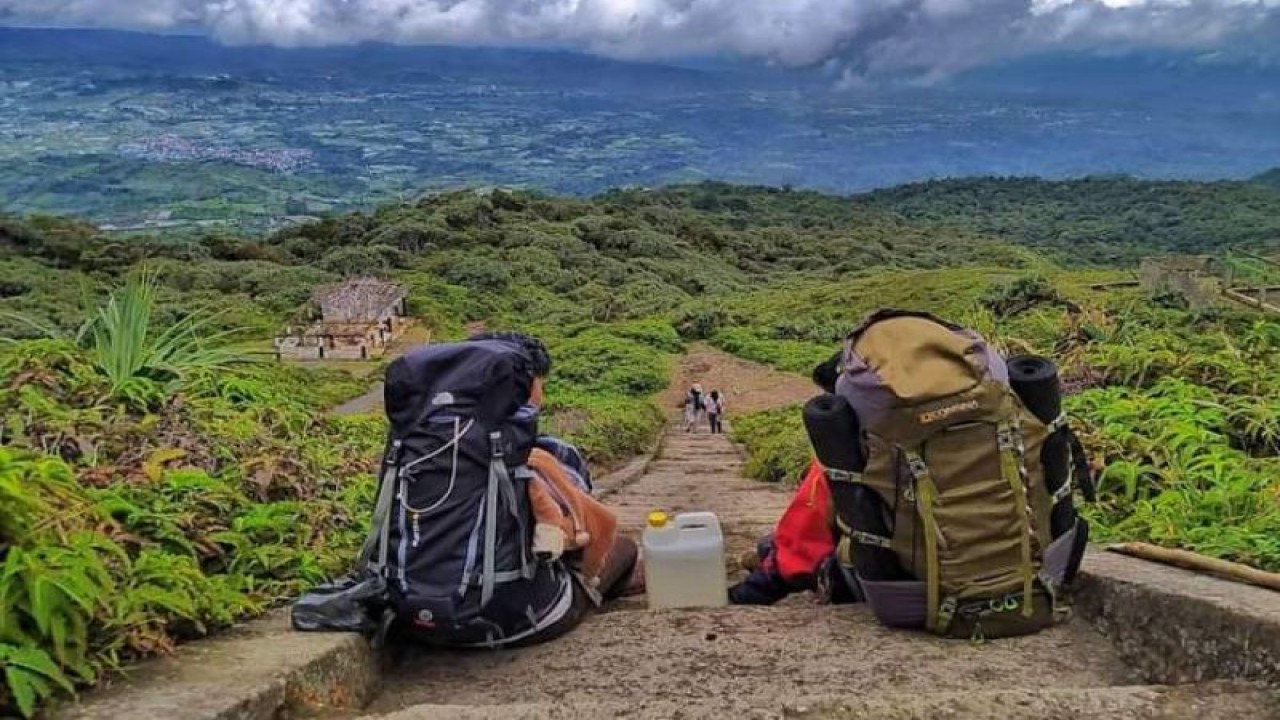 Dua pendaki sedang menikmati keindahan alam yang masih asri dari puncak Gunung Api Bukit Kaba di Kabupaten Rejang Lebong. ANTARA/HO-Pokdarwis Sumber Urip