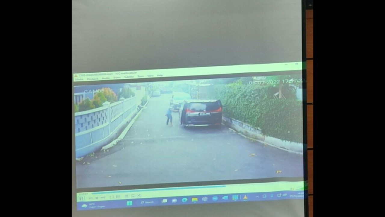 Rekaman CCTV ART Sambo, Kodir mondar-mandir. (Net)