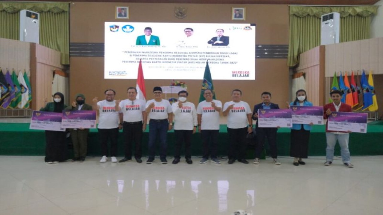 Rektor UMI Prof Basri Modding (lima kiri) dan para penerima beasiswa dari berbagai kampus di lingkup LLDikti IX berfoto bersama usai penyerahan beasiswa KIP di Makassar.ANTARA/HO-UMI