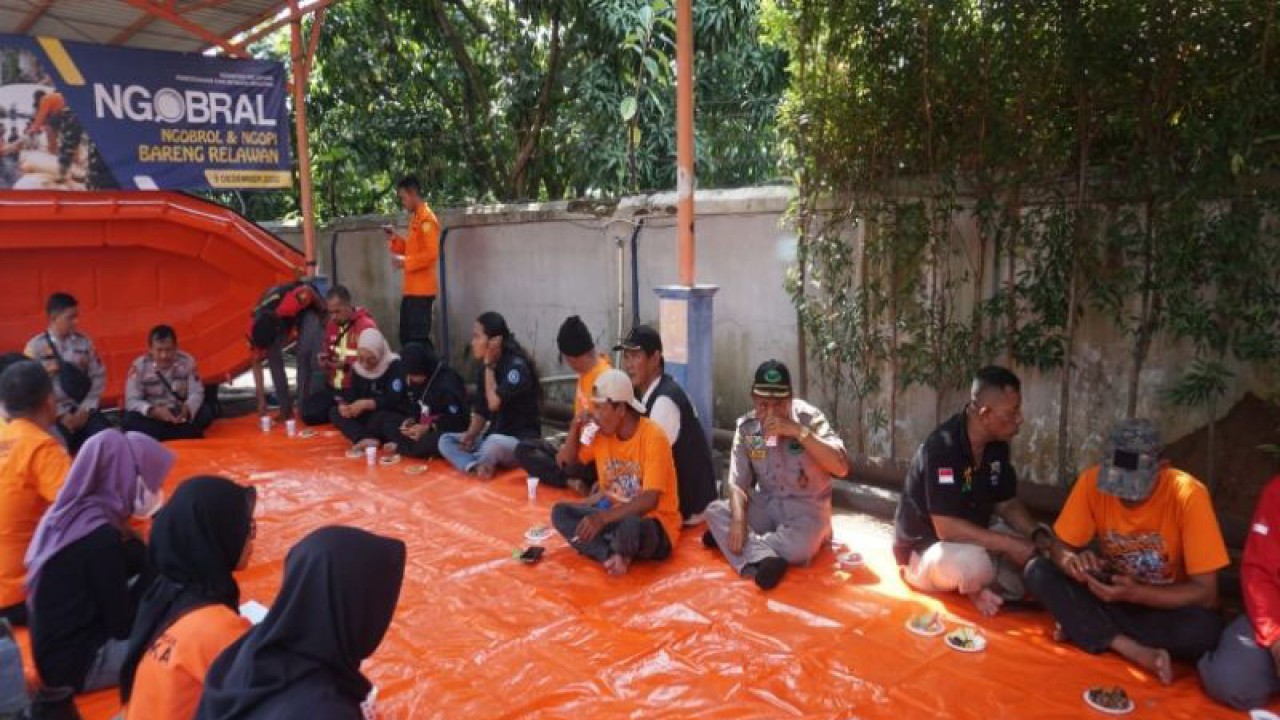 Badan Penaggulangan Bencana Daerah Kota Pekalongan melakukan sarasehan bersama tim relawan kebencanaan di Pekalongan, Jumat (9/12/2022). (ANTARA/Kutnadi)