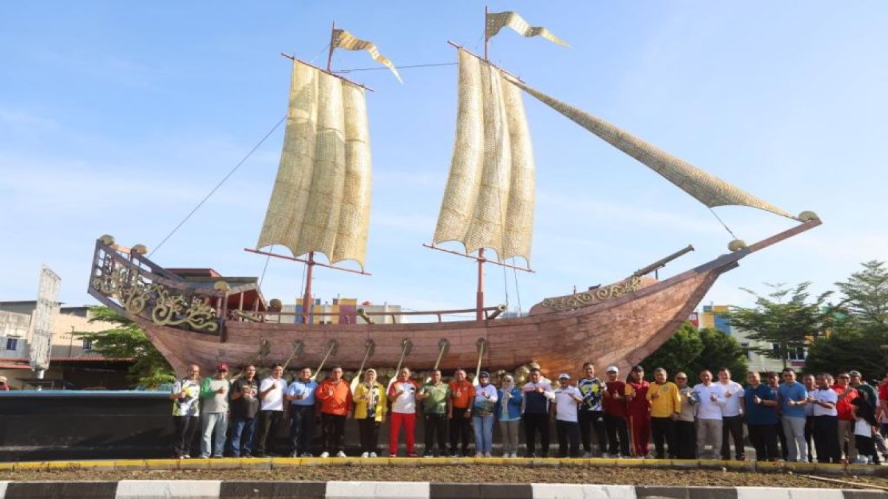 Replika Kapal Bulang Linggi, sejenis kapal perang dengan panjang 16 meter dan lebar 4 meter di jalan Bandara RHF Tanjungpinang, Kepri. (ANTARA/HO-Humas Pemprov Kepri)