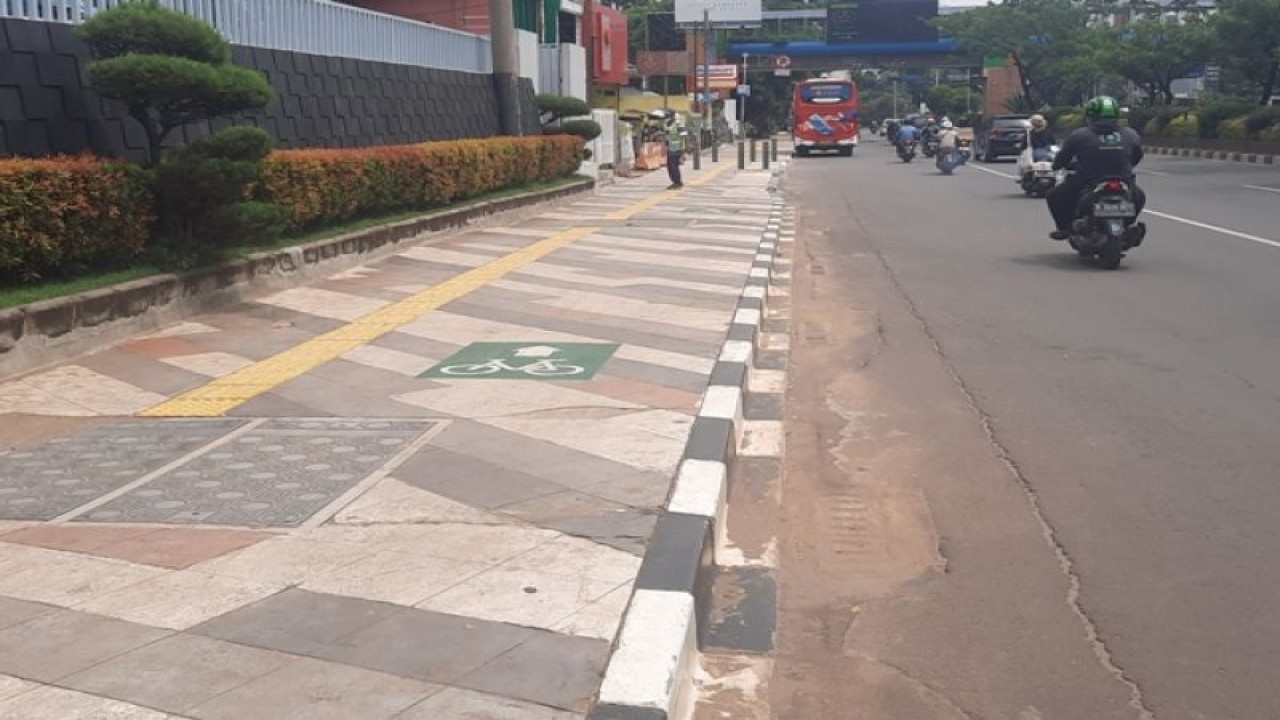 Revitalisasi trotoar di Jalan Margonda (ANTARA/Foto: Feru Lantara)