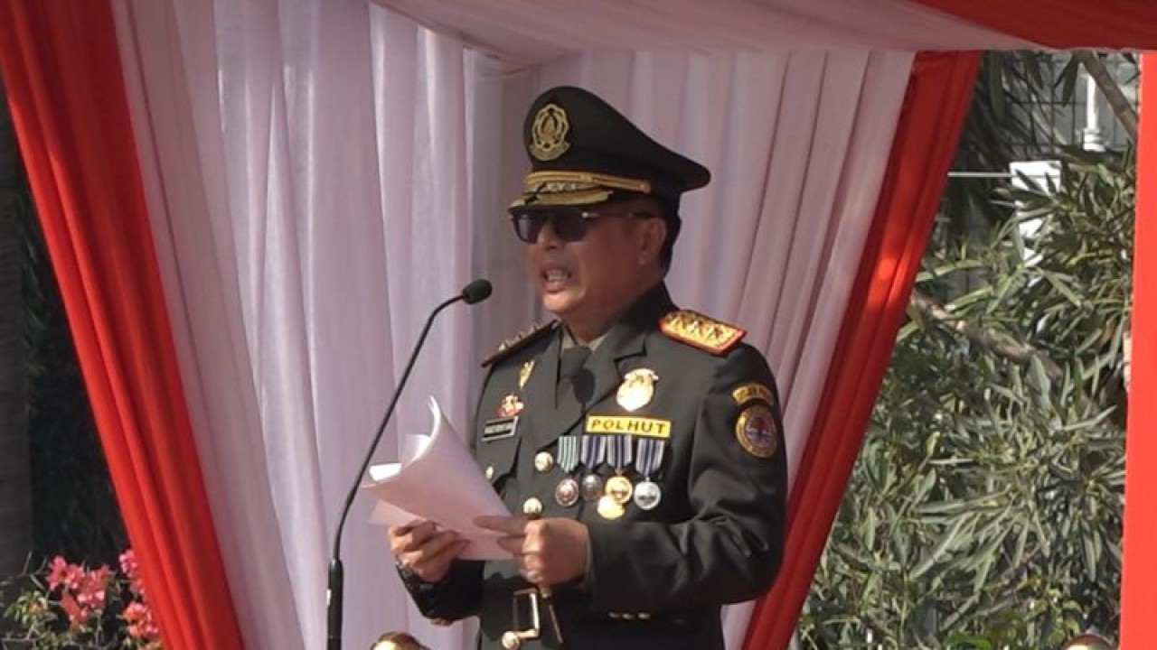 Direktur Jenderal Penegakan Hukum KLHK Rasio Ridho Sani memimpin Upacara Peringatan HUT Polisi Kehutanan di Jakarta, Rabu (21/12/2022). (ANTARA/Prisca Triferna)