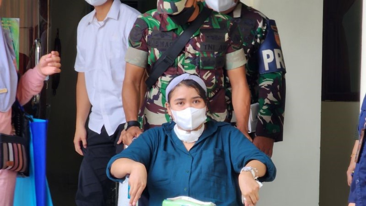 Rina Wulandari (34), istri anggota TNI AD korban percobaan pembunuhan di Kota Semarang usai menjadi saksi dalam sidang perkara tersebut di PN Semarang, Jawa Tengah, Rabu (14/12/2022). ANTARA/ I.C.Senjaya