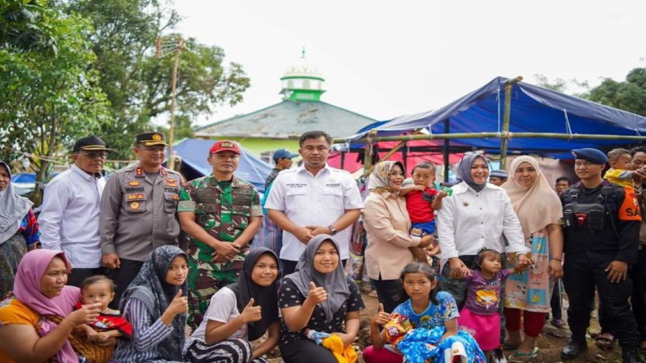 Bupati Sutan Riska Tuanku Kerajaan (lima kanan), Kapolres Dharmasraya AKBP Nurhadiansyah (dua kiri), Dadim 0310/Letkol Ifn Endik Hendra Sandi (tiga kiri) saat meninjau korban gempa di tenda pengungsian, di Kabupaten Cianjur, Jawa Barat, Rabu (30/11). (Antara/HO-Kominfo Dharmasraya)