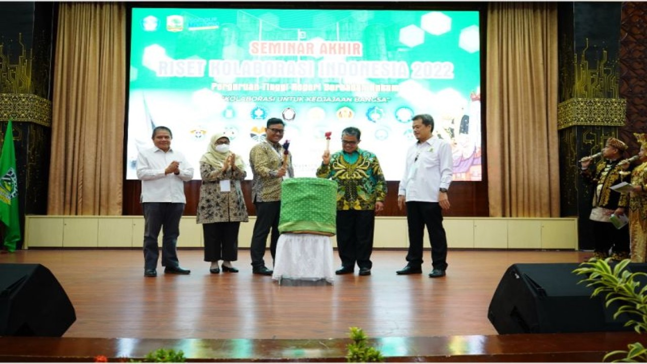 Rektor Unand Padang Yuliandri membuka seminar Hasil Laporan Akhir Riset Kolaborasi Indonesia (RKI) PTNBH Tahun 2022 di Padang, Senin (12/12/2022). (ANTARA/HO-Unand Padang)