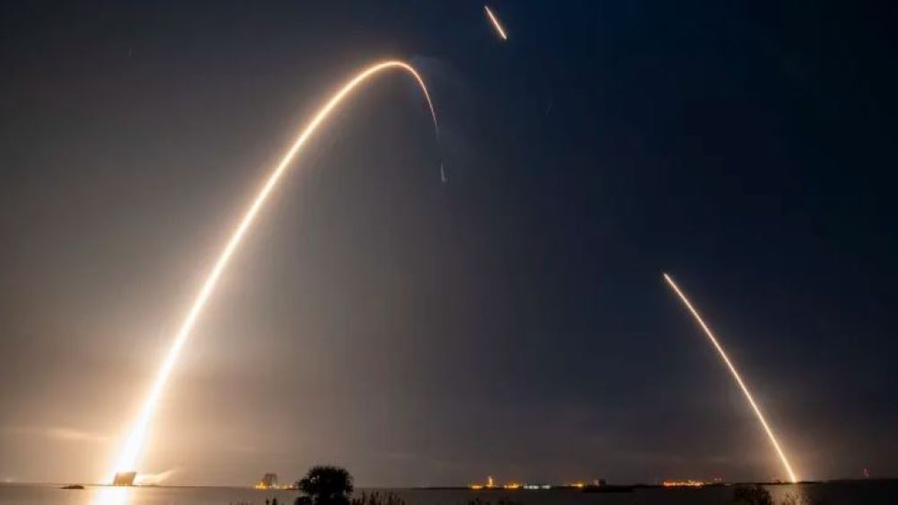 Foto paparan panjang menunjukkan jalur roket SpaceX Falcon 9 saat meluncurkan misi ispace pada 11 Desember 2022, dengan kembali dan mendaratnya pendorong roket yang terlihat. (SpaceX/CNBC)