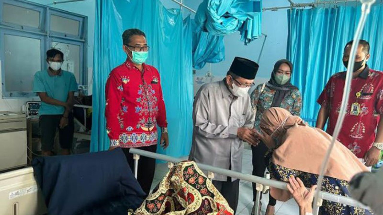 Ketua Baznas Kabupaten Kapuas Nurani Sarji memberikan bantuan uang tunai kepada pasien kurang mampu yang dirawat di RSUD dr Soemarno Sostroatmodjo Kuala Kapuas, Jumat (9/12/2022).ANTARA/ All Ikhwan.