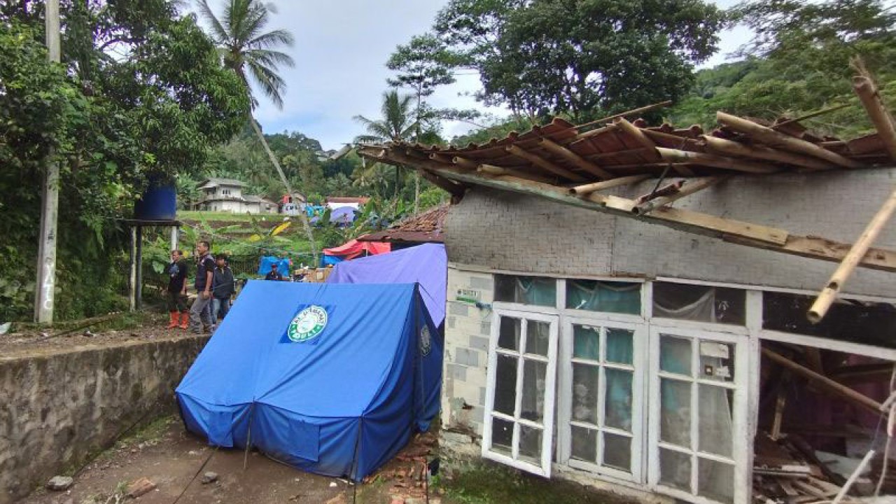 Warga mendirikan tenda di sekitar rumah yang ambruk akibat gempa bumi di Kampung/Desa Cijedil, Kecamatan Cugenang, Kabupaten Cianjur, Jawa Barat, Jumat (2/12/2022). (ANTARA/Feri Purnama)