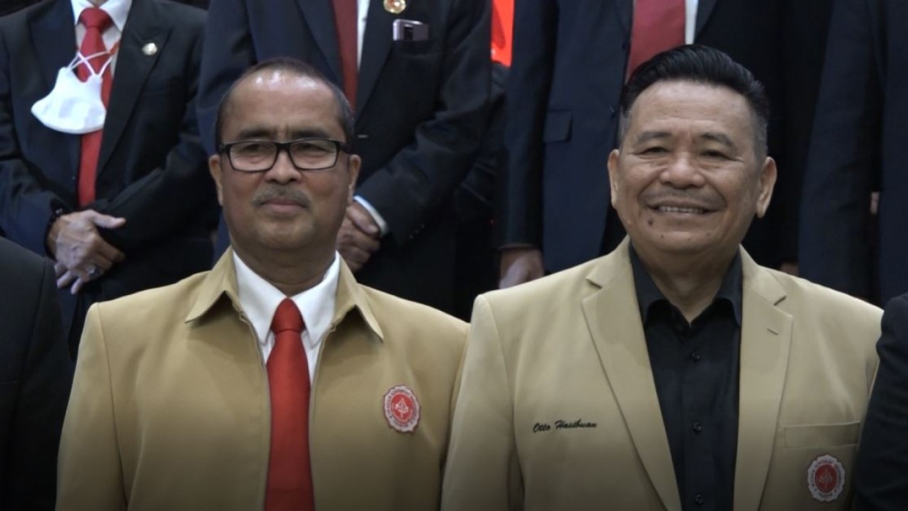 Ketua Umum Dewan Pimpinan Pusat (DPP) IKADIN Dr. H. Adardam Achyar S.H., M.H., dan Ketua Umum Perhimpunan Advokat Indonesia (Peradi) sekaligus Ketua Dewan Penasehat DPP IKADIN, Prof. Dr. Otto Hasibuan, S.H., M.M. (Adiantoro/NTV)