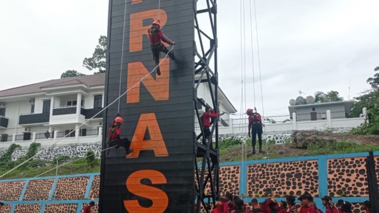 Para personel Bintara Polda Papua Barat saat menyiapkan diri untuk menaiki papan panjat SAR Manokwari dalam pelatihan evakuasi di ketinggian, Kamis (8/12/2022). (ANTARA/Rachmat Julaini)