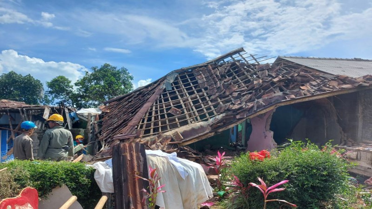 Petugas Satpol PP Pemkab Cianjur merobohkan satu rumah warga yang dianggap membahayakan di RW01 Kampung Salakaung, Kecamatan Cugenang, Cianjur, Kamis (1/12/2022). (ANTARA/Andi Firdaus)