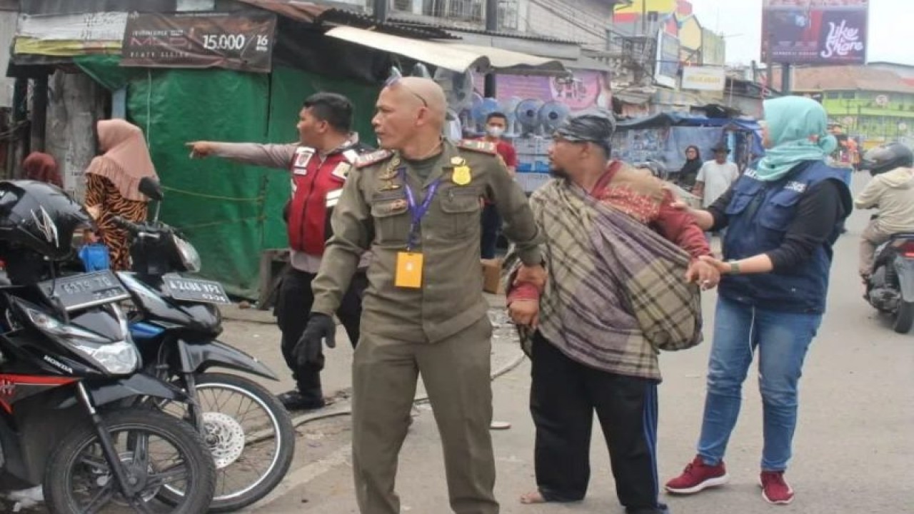 Petugas dari tim Satuan Polisi Pamong Praja (Satpol PP) saat melakukan penertiban terhadap anak jalanan (anjal) dan gelandangan di sejumlah wilayah yang ada di Kabupaten Tangerang, Banten. ANTARA/Azmi