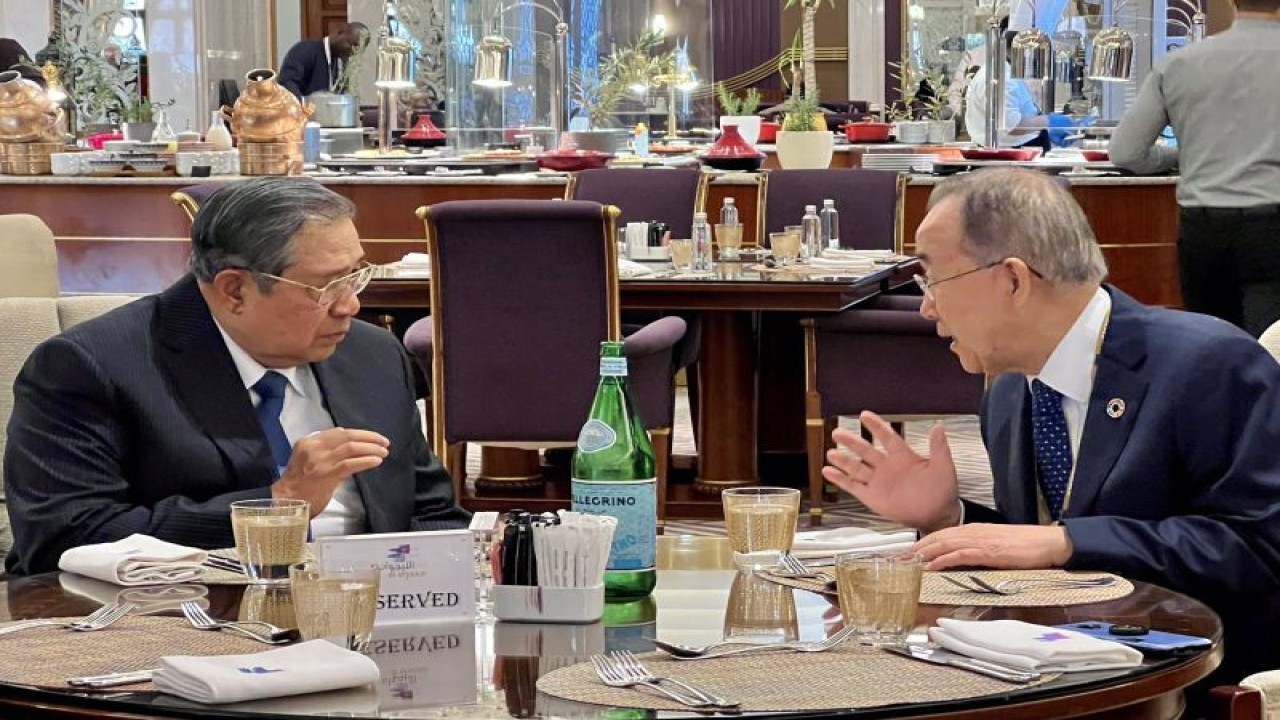 SBY bertemu mantan Sekretaris Jenderal Persatuan Bangsa-Bangsa (PBB) Ban Ki-moon di sela-sela menghadiri Global Summit di Riyadh. ANTARA/HO-Dokumentasi Pribadi