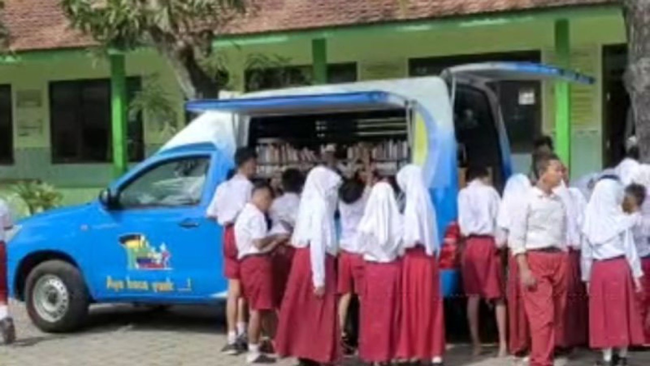 Sejumlah siswa SD di Desa Bulungcangkring, Kecamatan Jekulo, Kabupaten Kudus, Jawa Tengah, tampak antusias meminjam buku dari mobil perpustakaan keliling. ANTARA/Screenshot.