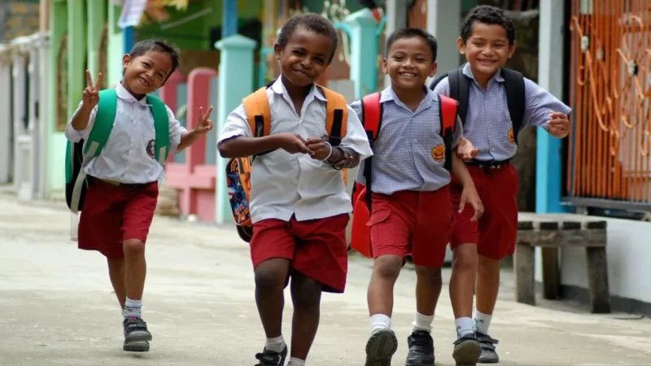 Ilustrasi - Empat siswa Sekolah Dasar berjalan bersama sepulang sekolah di Kampung Hedam, Kec. Heram, Kota Jayapura, Papua. FOTO ANTARA/Anang Budiono/Koz/Spt.