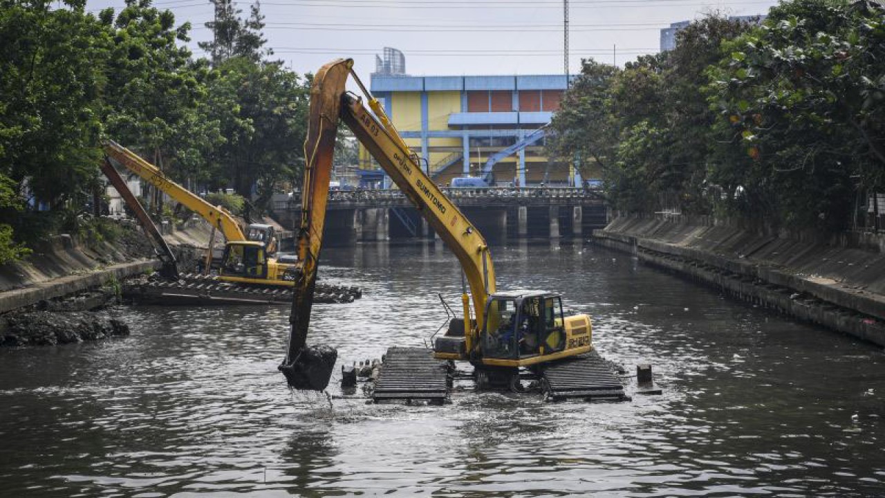 Petugas Suku Dinas Sumber Daya Air (SDA) Jakarta Pusat mengoperasikan ekskavator untuk mengeruk lumpur yang ada di dasar Kali Cideng, Jakarta Pusat, Kamis (6/10/2022). ANTARA FOTO/M Risyal Hidayat/foc