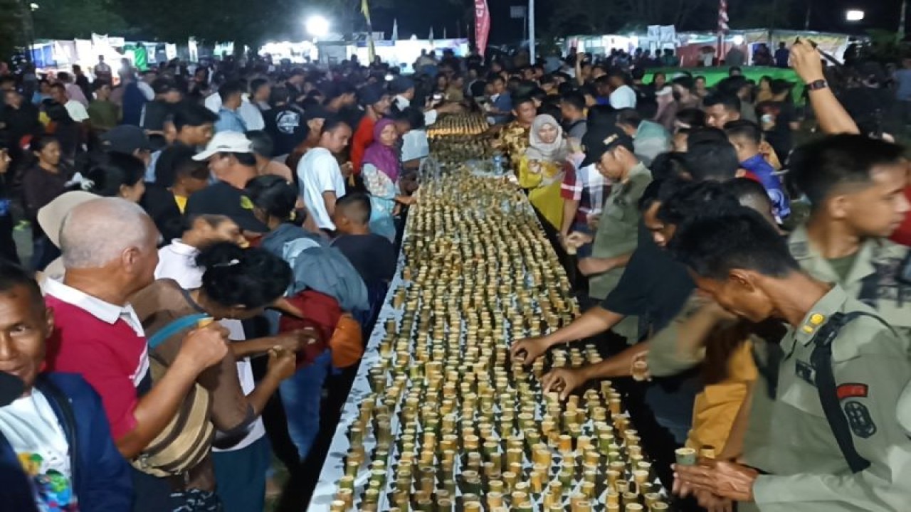 Tradisi minum madu dari cangkir bambu pada pembukaan Festival Danau Sentarum, di Lanjak Kecamatan Batang Lupar perbatasan Indonesia-Malaysia, wilayah Kapuas Hulu Kalimantan Barat, Kamis malam (1/12/2022). ANTARA/Teofilusianto Timotius