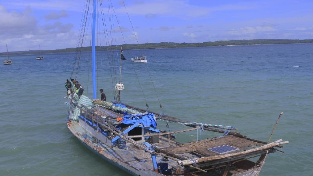 Sejumlah nelayan dari desa Papela mempersiapkan kapal tradisionalnya untuk melaut mencari ikan di perbatasan Indonesia-Australia. ANTARA/Kornelis Kaha