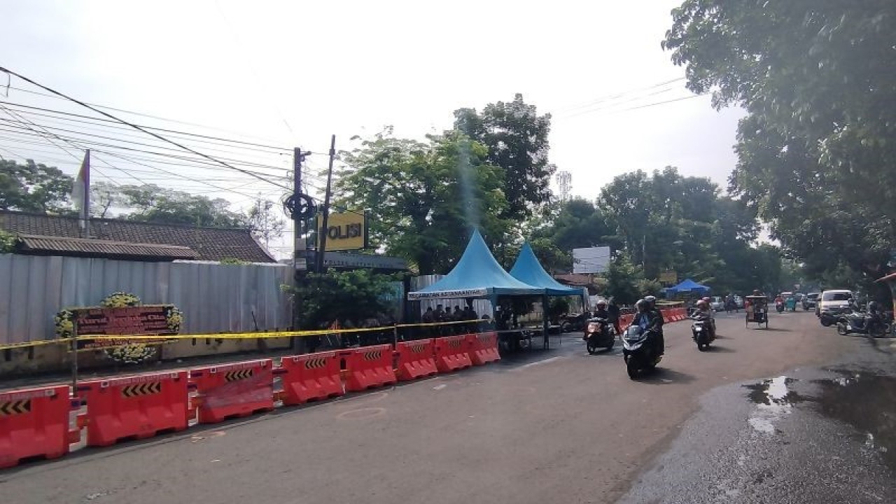 Sejumlah pengendara motor melintas di depan Kantor Polsek Astanaanyar, Kota Bandung, Jawa Barat, Kamis (8/12/2022). (ANTARA/Bagus Ahmad Rizaldi)