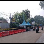 Sejumlah pengendara motor melintas di depan Kantor Polsek Astanaanyar, Kota Bandung, Jawa Barat, Kamis (8/12/2022). (ANTARA/Bagus Ahmad Rizaldi)-1670481627