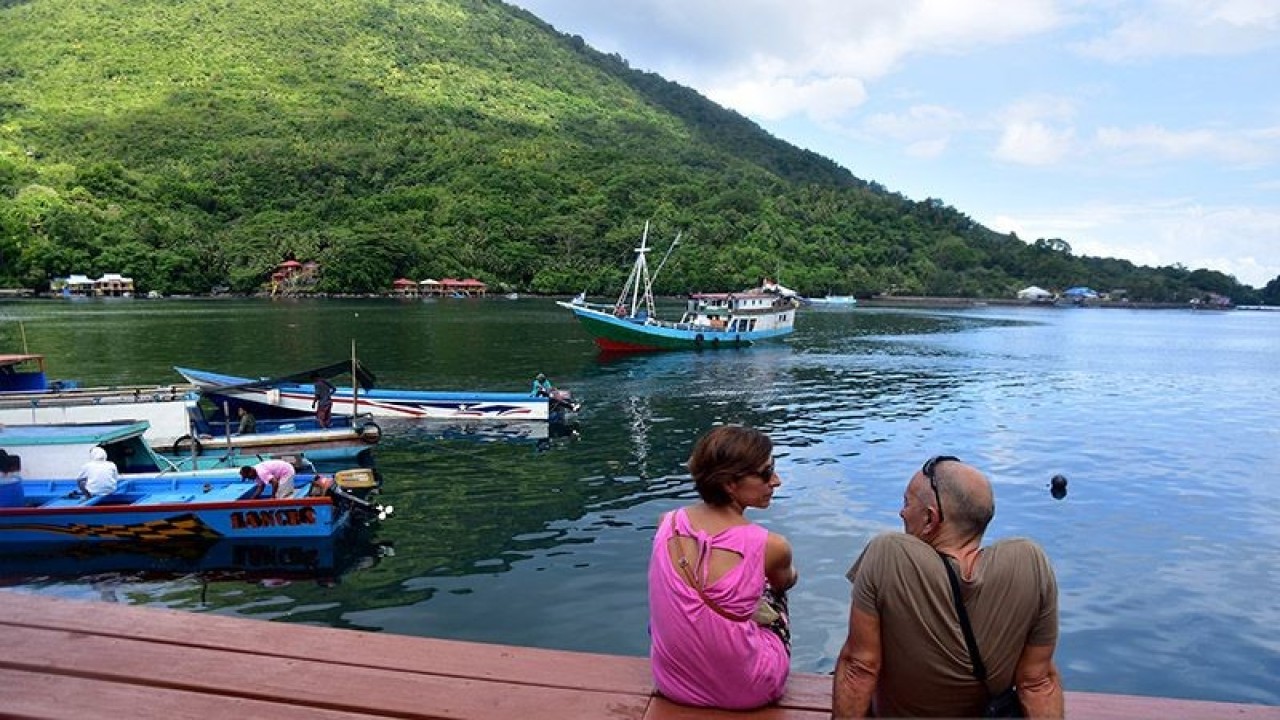 Sejumlah wisatawan mancanegara menikmati keindahan Banda Neira di Kabupaten Maluku Tengah, Provinsi Maluku. (ANTARA/FB Anggoro)