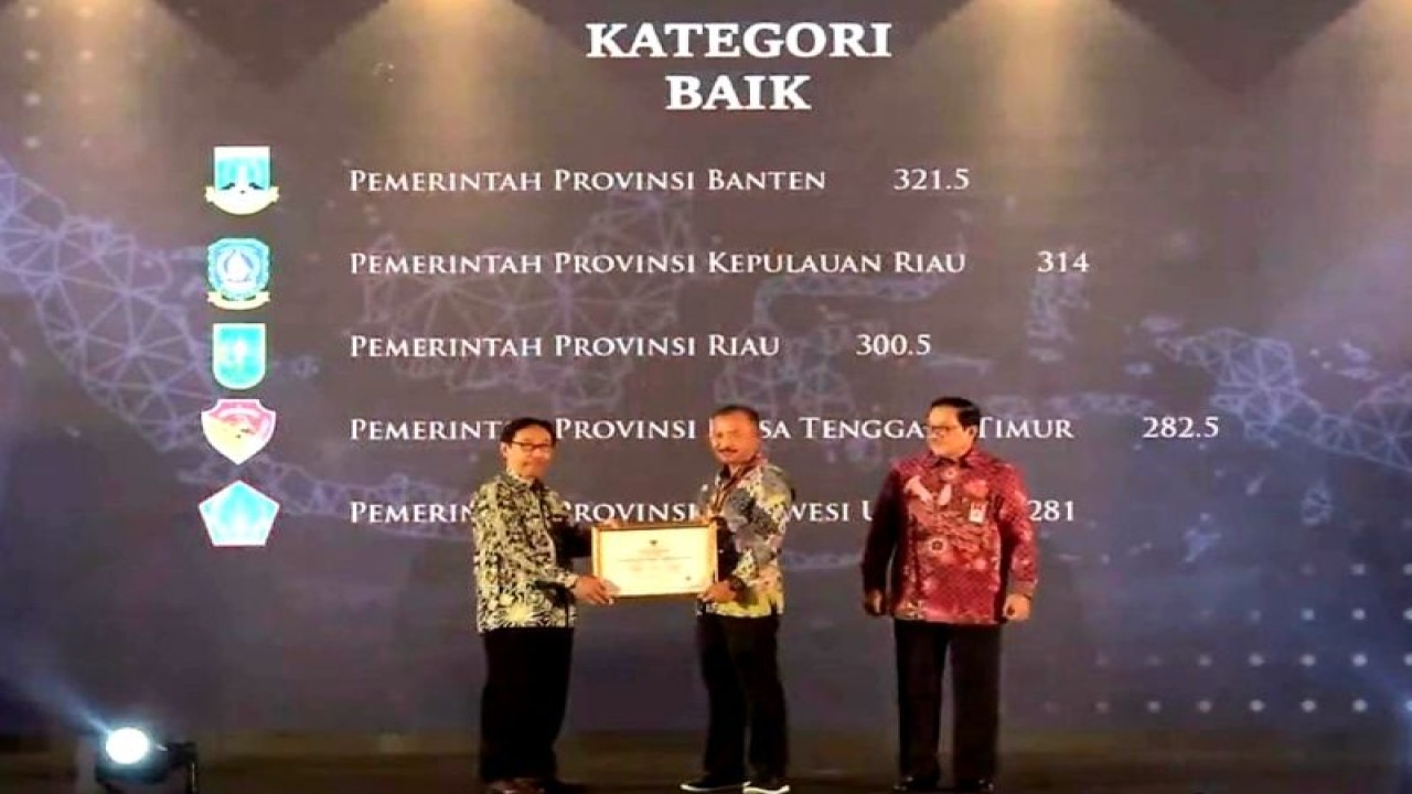 Sekretaris Daerah (Sekda) Provinsi Kepri Adi Prihantara menerima penghargaan dalam acara Anugerah Meritokrasi KASN 2022 di Jakarta, Kamis (8/12). (ANTARA/HO-Humas Pemprov Kepri)
