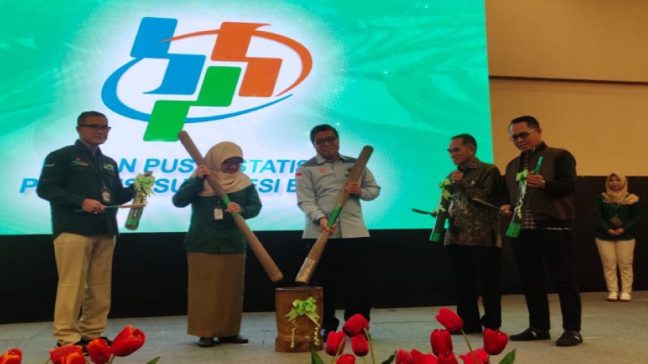 Sekretaris Provinsi Sulbar Muhammad Idris (tengah) bersama Kepala BPS Sulbar Tina Wahyufitri (kedua dari kiri) pada pembukaan rapat koordinasi Sensus Pertanian 2023 di Ballroom Hotel Maleo Mamuju, Kamis (1/12). (ANTARA/HO/Diskominfo Sulbar)