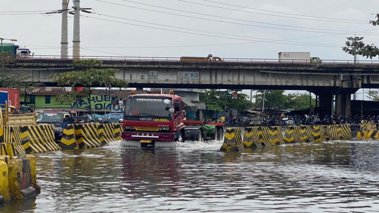 Situasi di sekitar Pelabuhan Tanjung Emas Semarang, Jumat (2/12/2022), saat dilanda rob. (ANTARA/I.C. Senjaya)