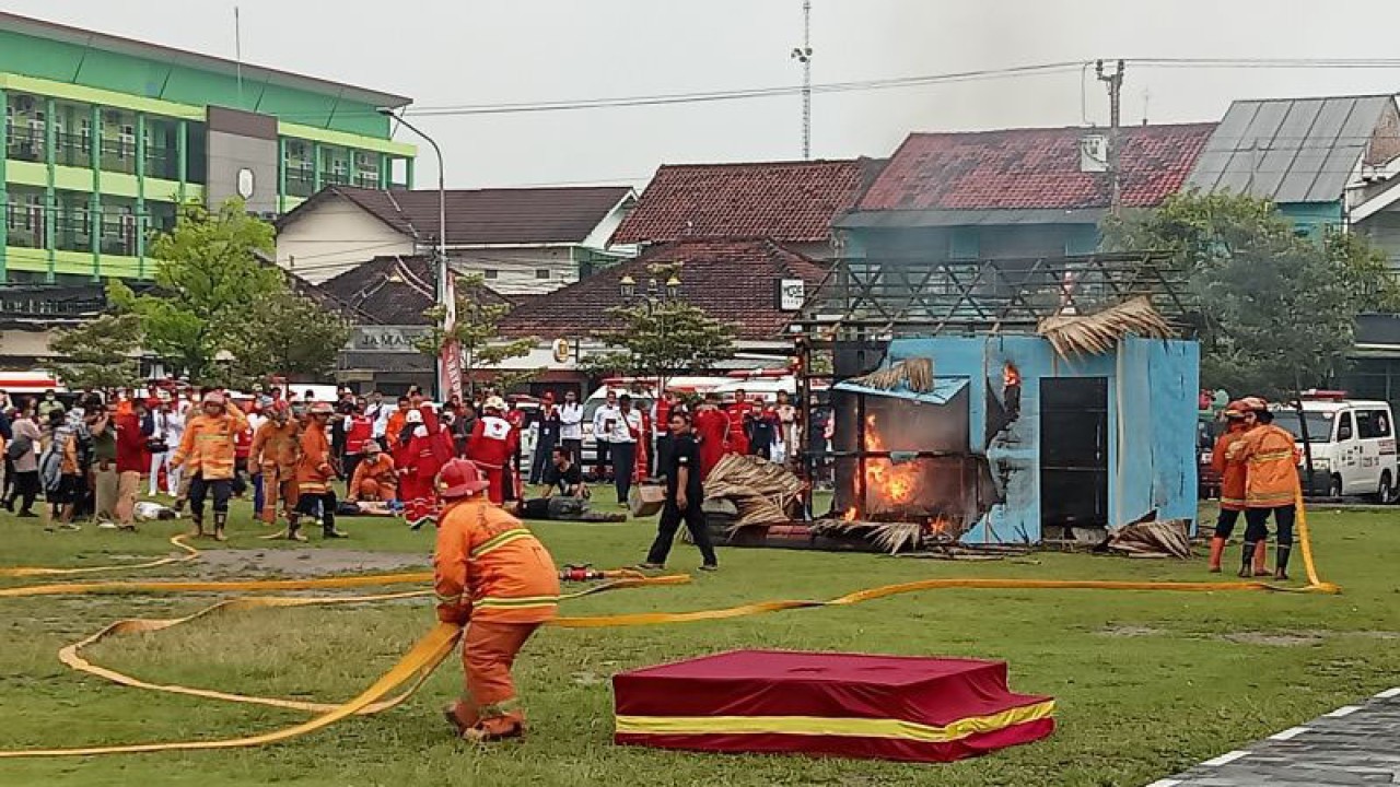 Simulasi Penanganan Darurat Kebakaran Kolaborasi Pmi Dengan Psc Dan