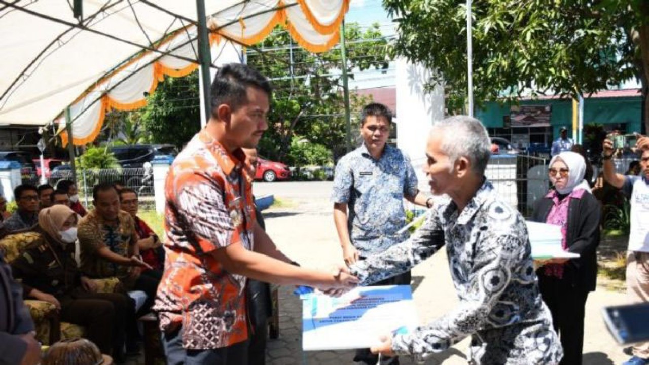 Bupati Sinjai Andi Seto Asapa serahkan bantuan sarpras kelautan kepada 66 kelompok nelayan di Sinjai, Kamis (8/12/2022). ANTARA/HO/Pemkab Sinjai