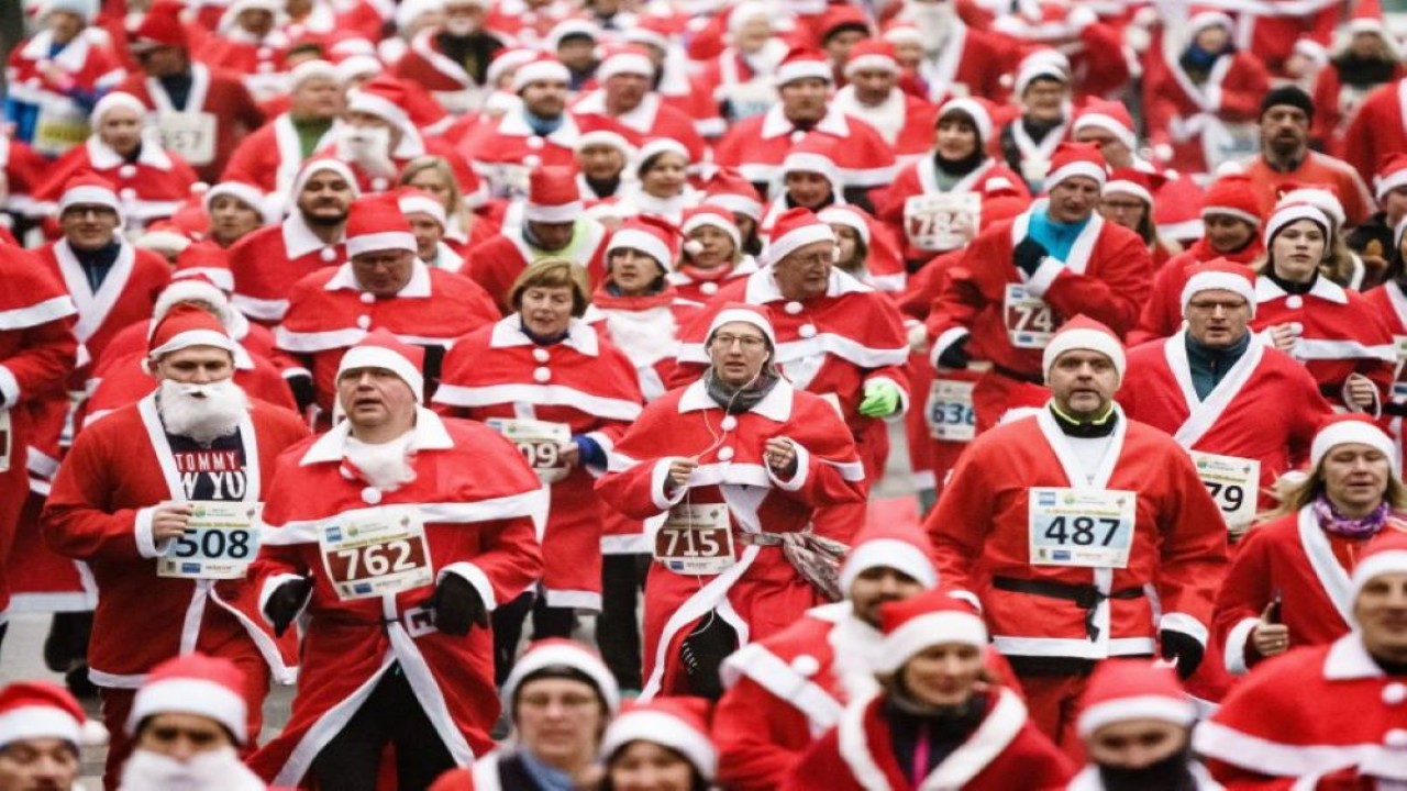 Pelari berpakaian seperti Sinterklas ambil bagian dalam Saint Nicholas Run tahunan ke-13 di Michendorf, Jerman. (Clemens Bilan/EPA-EFE)