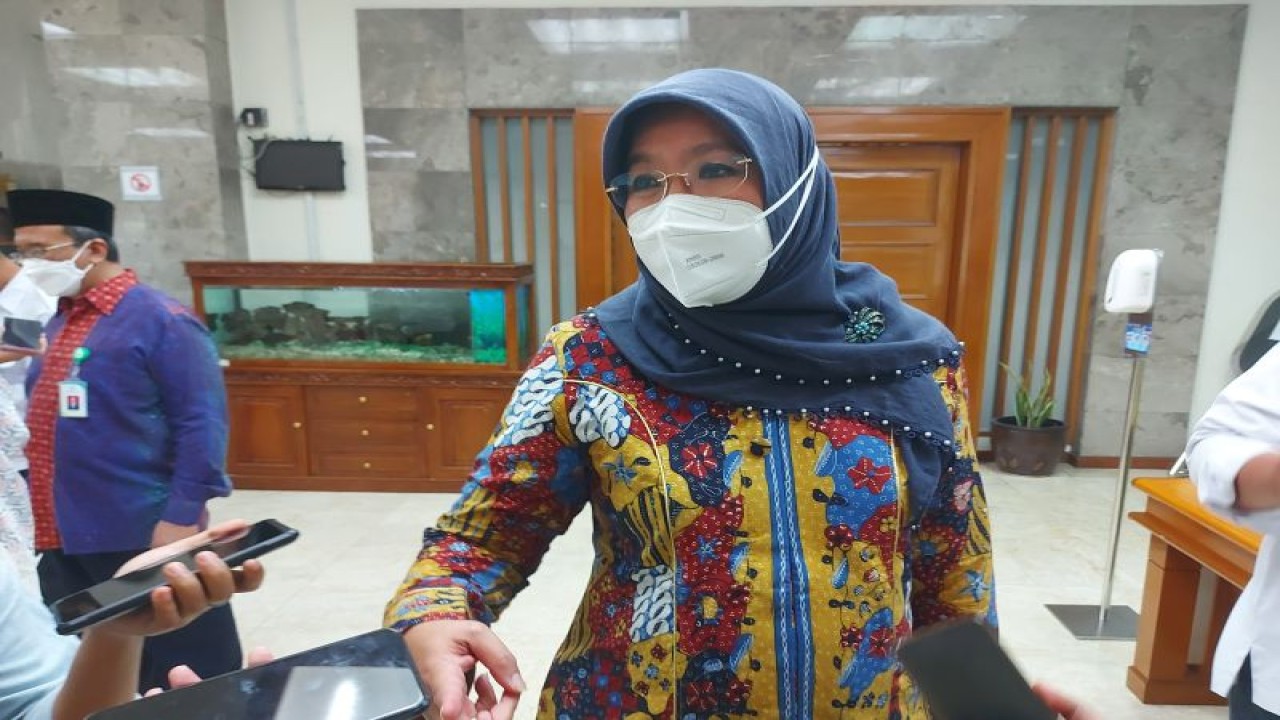 Kepala Biro Komunikasi dan Pelayanan Publik Kemenkes RI Siti Nadia Tarmizi saat menyampaikan keterangan kepada wartawan usai agenda pelantikan pejabat di lingkup Kemenkes RI di Jakarta, Kamis (8/12/2022). (ANTARA/Andi Firdaus).