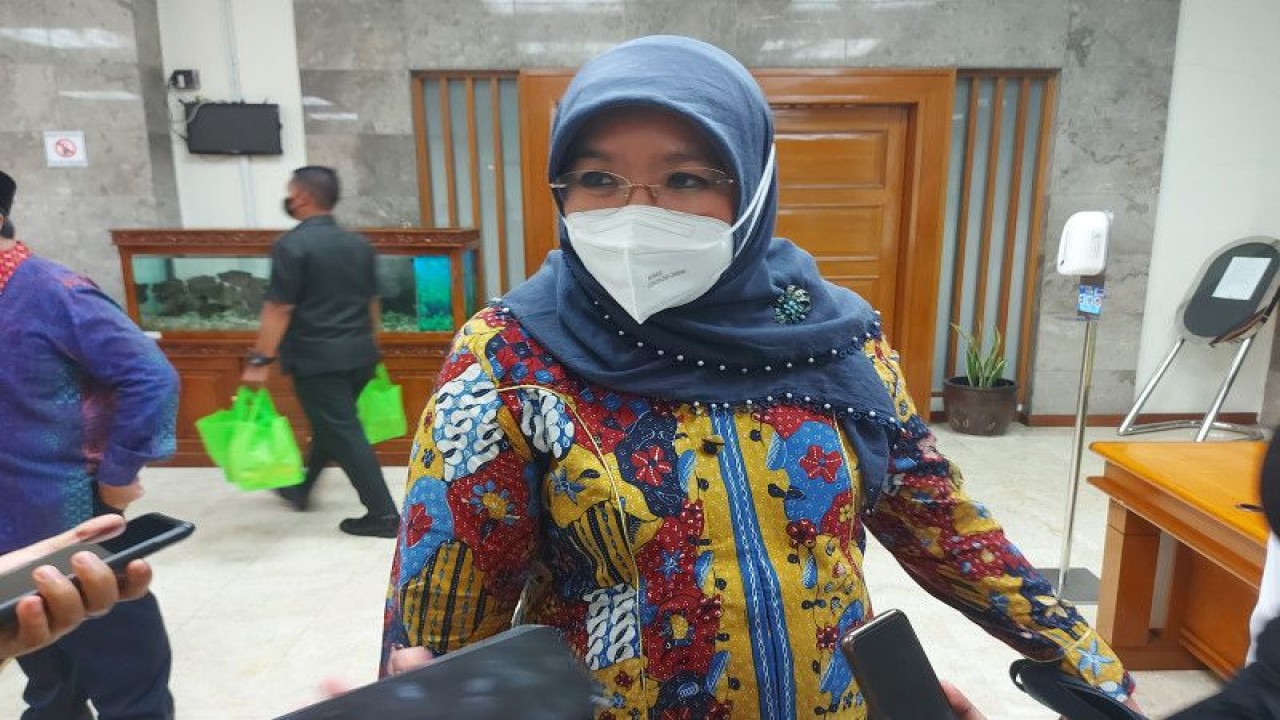 Kepala Biro Komunikasi dan Pelayanan Publik Kemenkes RI Siti Nadia Tarmizi saat menyampaikan keterangan kepada wartawan di Gedung Kemenkes RI Jakarta, Kamis (8/12/2022). (ANTARA/Andi Firdaus).