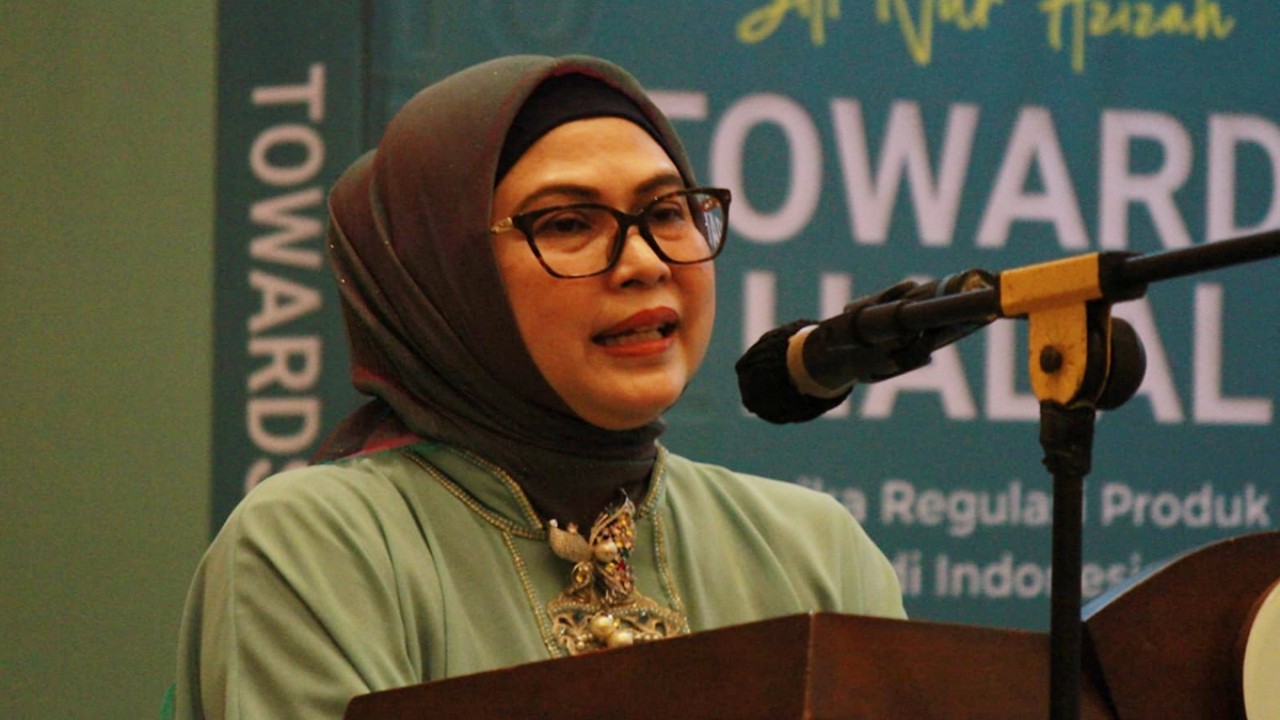 Siti Nur Azizah berikan kata sambutan di acara peluncuran buku Towards Halal