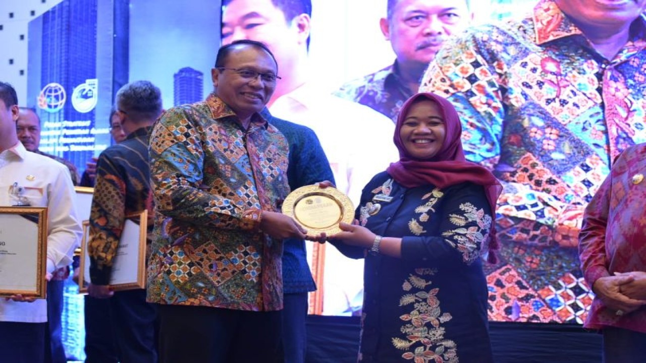 Bupati Sleman Kustini Sri Purnomo menerima penghargaan sebagai peringkat kedua terbaik nasional pelaksanaan pengawasan kinerja Pengaturan Penataan Ruang, Pembinaan Penataan Ruang, dan Pelaksanaan Penataan Ruang (Turbinlak) tahun 2022 yang diserahkan Direktur Jenderal Tata Ruang, Gabriel Triwibawa di Jakarta, Senin (12/12/22). ANTARA/HO-Bagian Prokopim Setda Sleman
