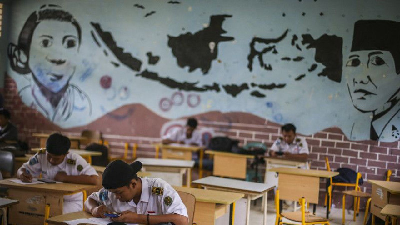 Arsip Foto. Suasana kegiatan belajar mengajar di SMKN 1 Kecamatan Sepaku, Kabupaten Penajam Paser Utara, Kalimantan Timur, Selasa (11/10/2022). Indeks pembangunan manusia mencakup komponen pendidikan, termasuk rata-rata lama sekolah. (ANTARA FOTO/Rivan Awal Lingga/rwa)