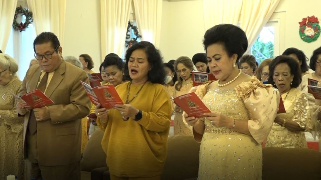 Keluarga besar Social Sapalatua Mom's merayakan Natal 2022 di Puncak, Bogor, Jawa Barat, Senin, 12 Desember. (Adiantoro/NTV)