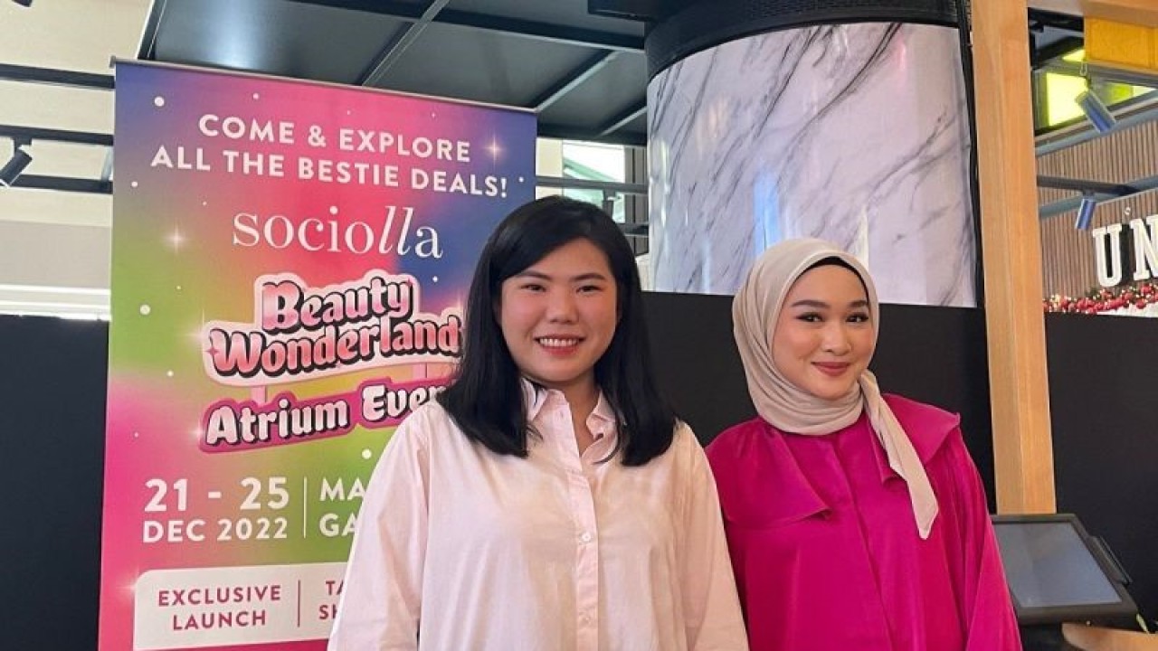 CMO & Co-founder Social Bella Chrisanti Indiana dan content creator Kiara Leswara saat jumpa pers di Mall Kelapa Gading 3, Jakarta Utara, Kamis (22/12/2022) (ANTARA/Lifia Mawaddah Putri)