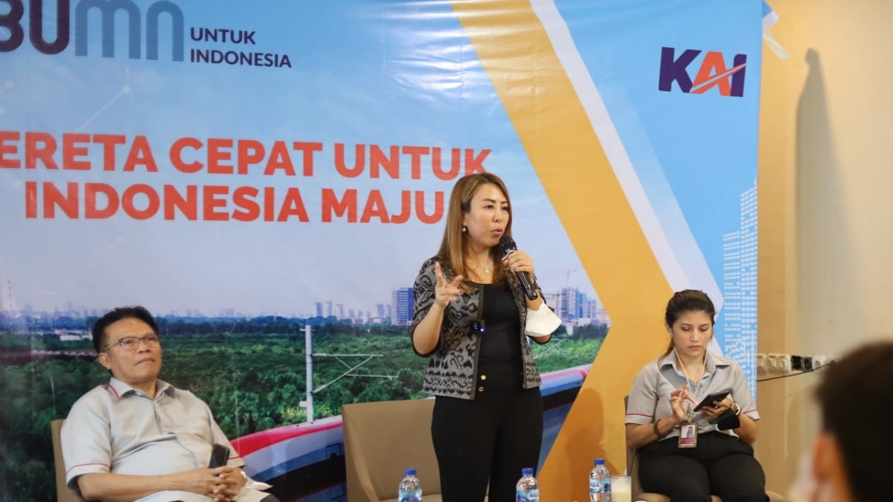 Anggota Komisi VI DPR RI Fraksi PDI Perjuangan Sondang Tampubolon menjadi narasumber sosialisasi bertema ‘Kereta Cepat untuk Indonesia Maju’ dengan menghadirkan muda-mudi milenial Jakarta Timur, di salah satu restoran di Kawasan Duren Sawit.