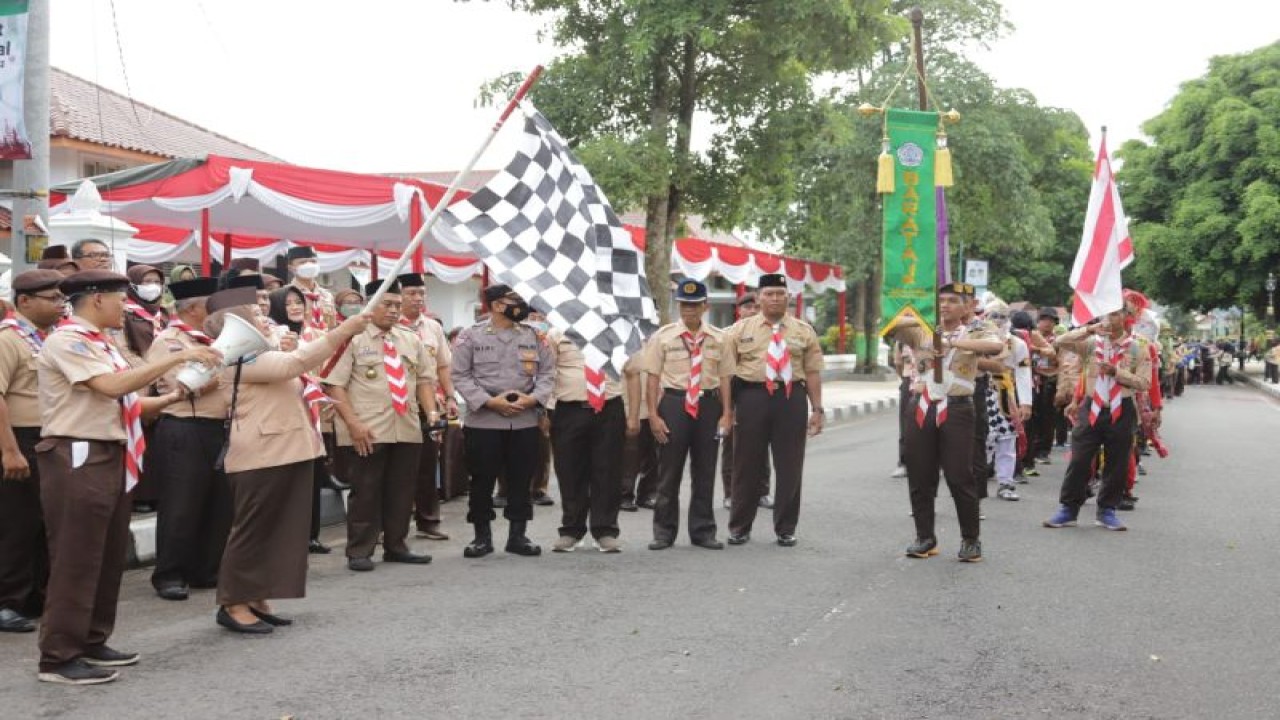 Bupati Sleman Kustini Sri Purnomo melepas keberangkatan Barata XXXVII Pramuka Kwartir Cabang Sleman di Lapangan Pemda Sleman, Rabu (28/12/22). ANTARA/HO-Bagian Prokopim Setda Sleman