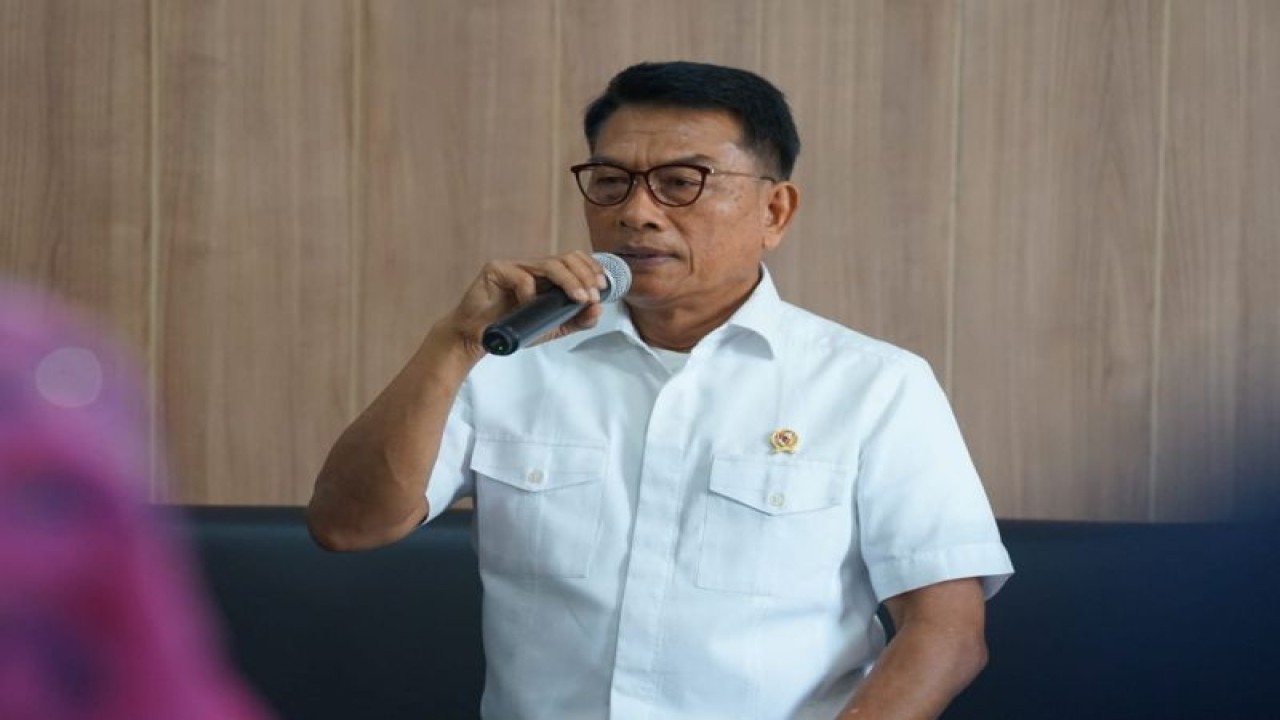 Kepala Staf Kepresidenan Moeldoko saat meninjau langsung cara kerja skrining HIV mandiri dengan Oral Fluid Tes (OFT) di Puskesmas Jatinegara, Jakarta, Kamis (1/12/2022). ANTARA/HO-KSP