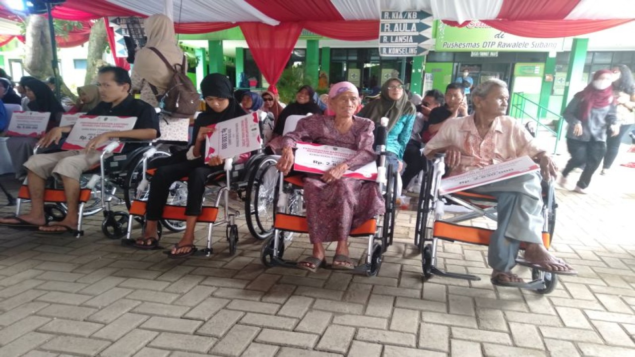 Bantuan kursi roda di Subang. (ANTARA/Ali Khumaini)
