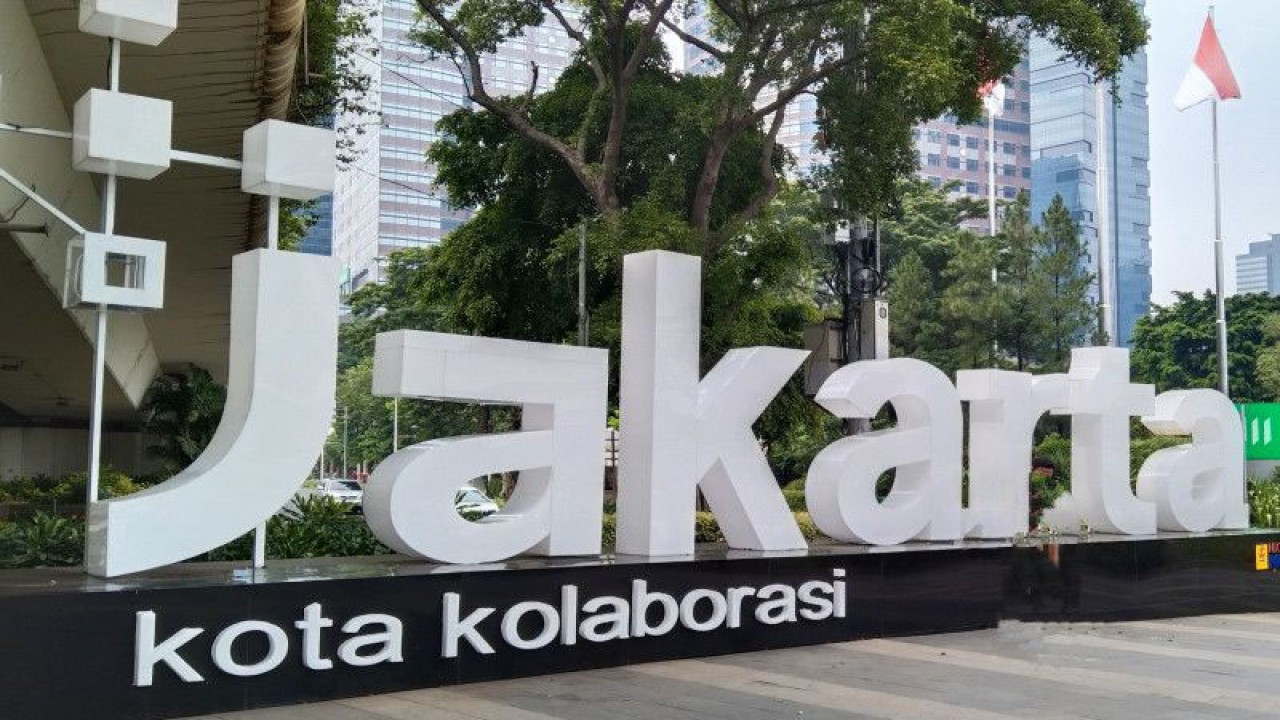 Arsip Foto - Slogan lama Pemprov DKI Jakarta di kawasan Jalan Sudirman, Jakarta, Minggu (29/8/2021). ANTARA/Dewa Ketut Sudiarta Wiguna